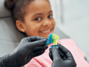 Criança sorrindo no dentista